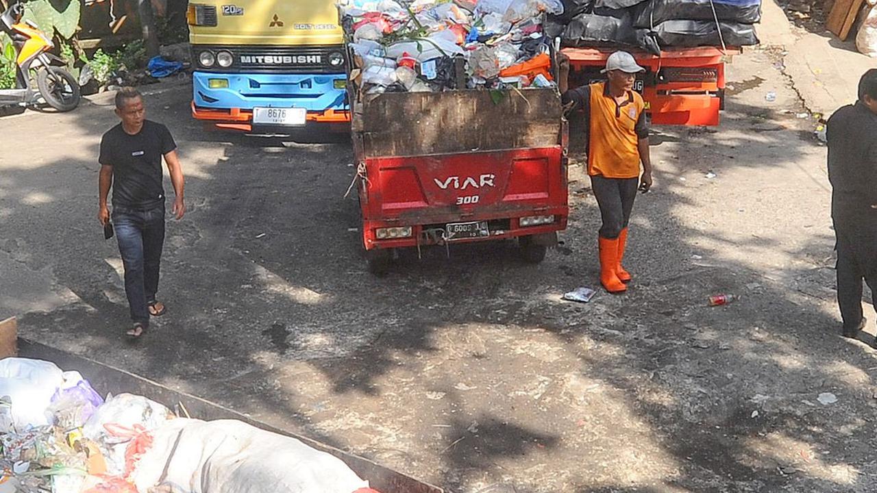 Di tambah akses jalan menuju TPA Cipayung yang sempit sehingga membuat aktivitas lalu lintas truk yang akan membuat sampah sedikit terhambat.