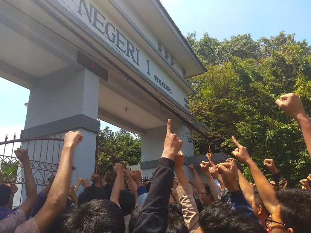 Ratusan siswa memprotes kebijakan SMAN 1 Semarang memecat Anin dan Afif. Mereka menilai Kepala sekolah memainkan sebuah sandiwara. (foto: Liputan6.com / edhie prayitno ige)