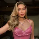 Gigi Hadid Kenakan Gaun Wiederhoeft Rp264 Juta di Pernikahan Taylor Swift, Hair Look-nya Terinspirasi Es Krim