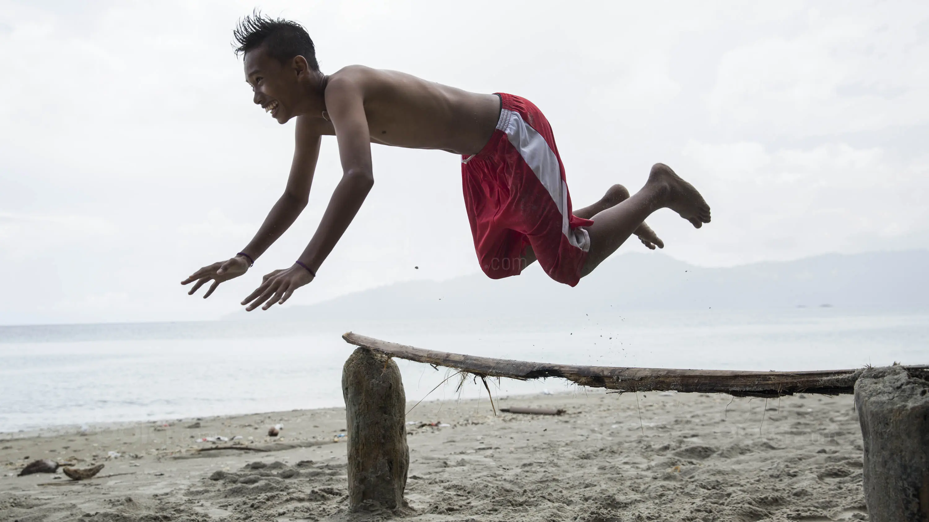 Pesepak bola SSB Tulehu Putra, Riski Ramdhani saat berlatih di Pantai Tial, Maluku. (Bola.com/Vitalis Yogi Trisna)