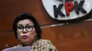 Wakil Ketua KPK, Basaria Panjaitan menyampaikan keterangan OTT Bupati Nganjuk Taufiqurrahman saat rilis di Gedung KPK, Jakarta, Kamis (26/10). KPK menyita uang Rp 298.020.000,- dan menetapkan lima orang tersangka. (Liputan6.com/Helmi Fithriansyah)