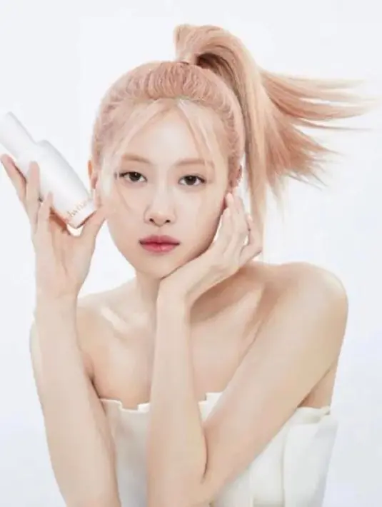 Rose BLACKPINK menyempurnakan penampilannya dengan gaya rambut pirang panjangnya ditata half ponytail. Riasan wajah minimalis juga menyempurnakan keseluruhan penampilan Rose BLACKPINK di sini. [Foto: Instagram]