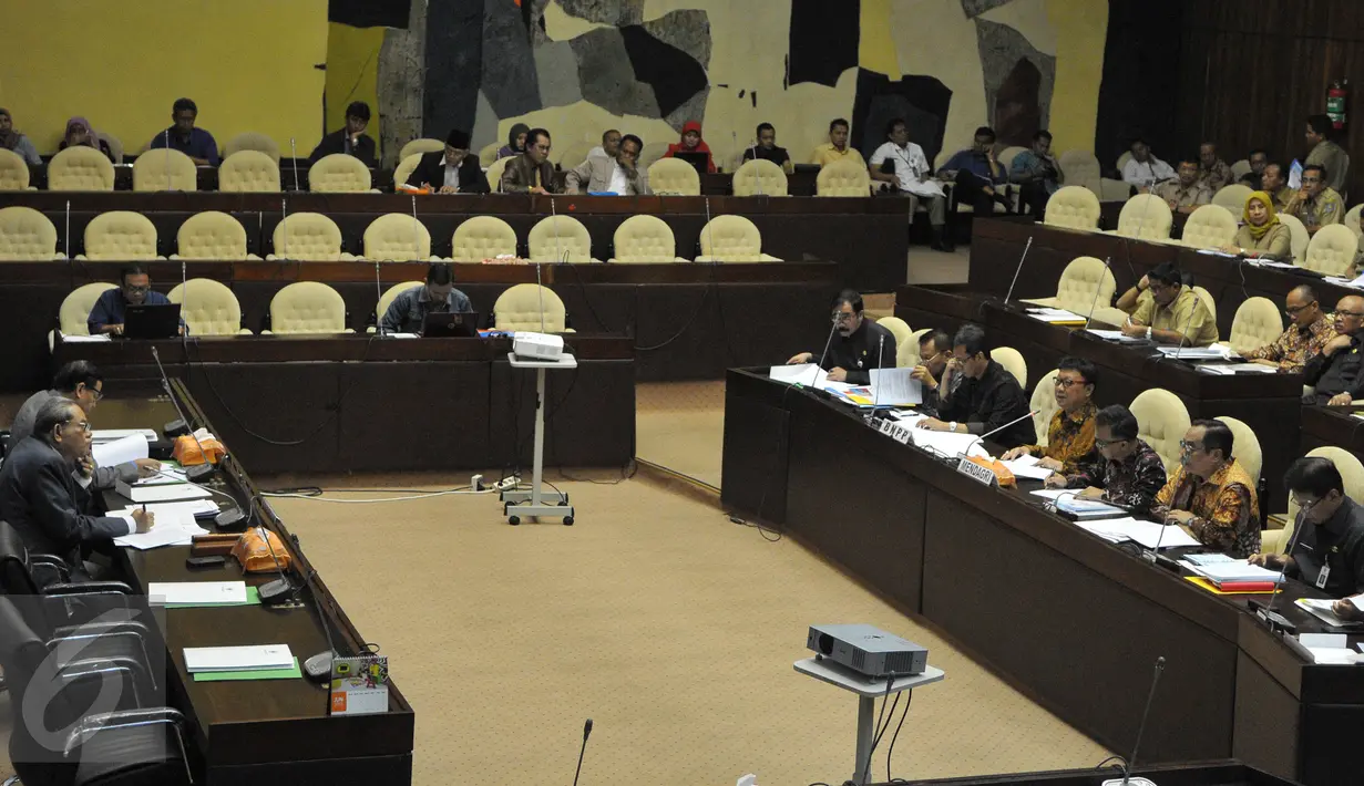 Suasana rapat kerja Kementerian Dalam Negeri dengan  Komisi II DPR RI di Ruang Rapat Komisi II, Gedung DPR, Senayan, Jakarta, Selasa (23/6/2015). Rapat tersebut persiapan Pilkada Serentak 2015. (Liputan6.com/Herman Zakharia)