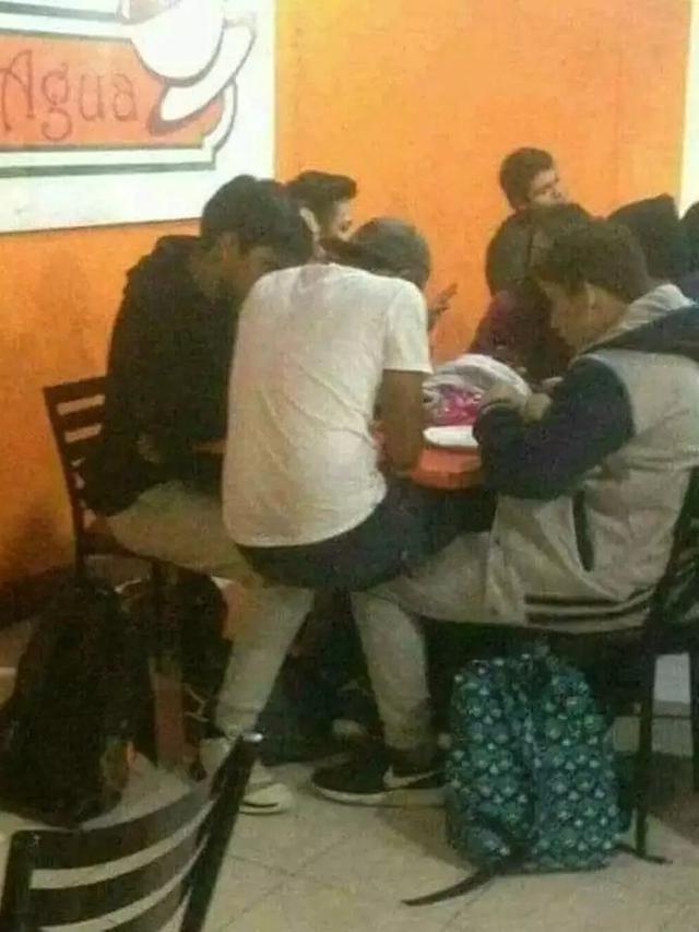 6 Foto Ini Jadi Bukti Kompaknya Pertemanan Cowok, Kocak