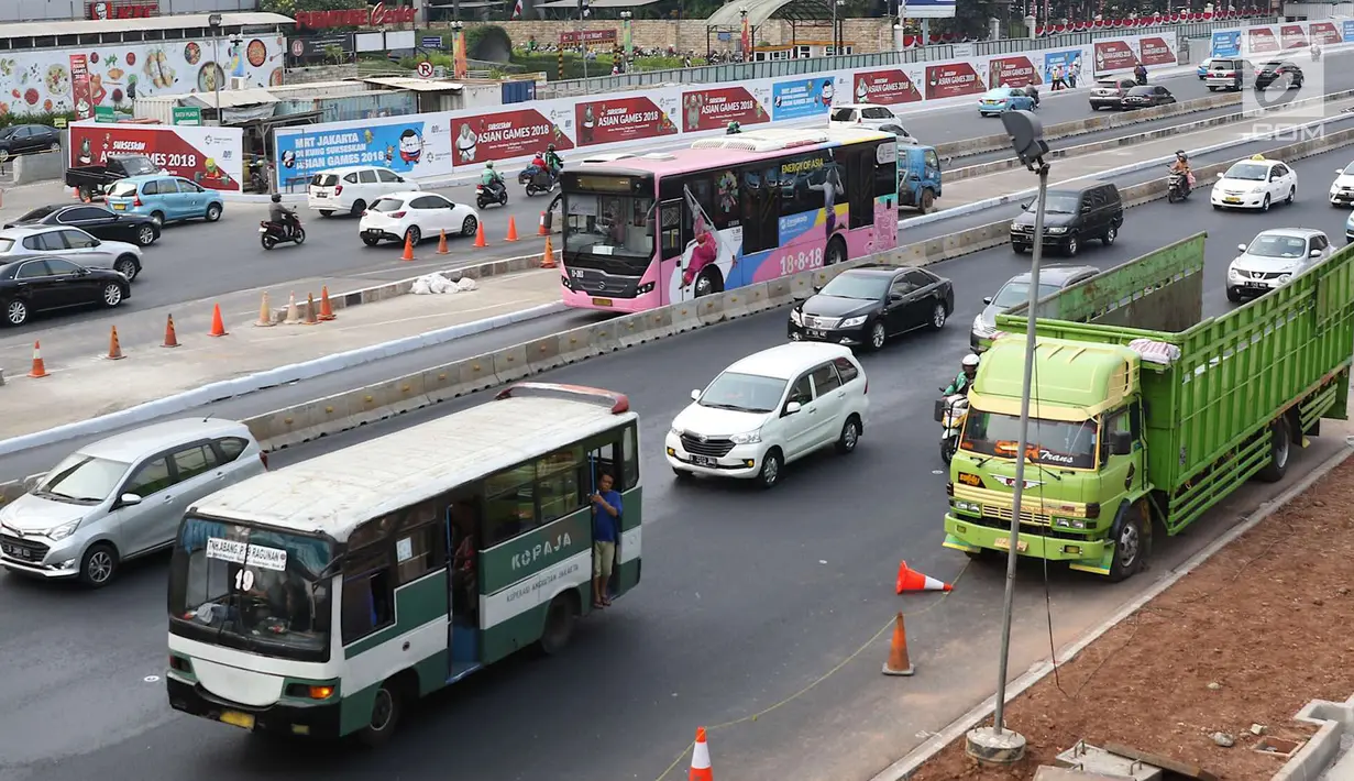 Bus Kopaja melintas di Jalan Sudirman, Jakarta, Rabu (25/7). Wagub DKI Sandiaga Uno melarang angkutan umum seperti Kopaja dan Metromini melewati jalan protokol saat Asian Games 2018 untuk mengurangi kemacetan dan polusi. (Liputan6.com/Immanuel Antonius)