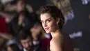 Berfoto dengan gaya berpakaian seksi seringkali dilakukan para selebrit wanita yang gemar memamerkan kemolekan tubuh seksinya. Seperti halnya Emma Watson yang berpakaian seksi sampai payudaranya terlihat. (AFP/Bintang.com)