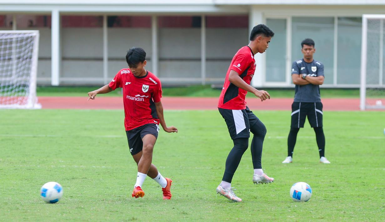 Laga melawan Mali U-22 akan berlangsung di Stadion Pakansari, Cibinong, Kabupaten Bogor, Jawa Barat pada Sabtu (15/11) dan Rabu (18/11/2025). Tampak dalam foto, pemain Timnas Indonesia U-22 saat sesi latihan resmi jelang laga melawan Mali di Stadion Madya, Senayan, Jakarta, Jumat (14/11/2025). (Bola.com/M Iqbal Ichsan)