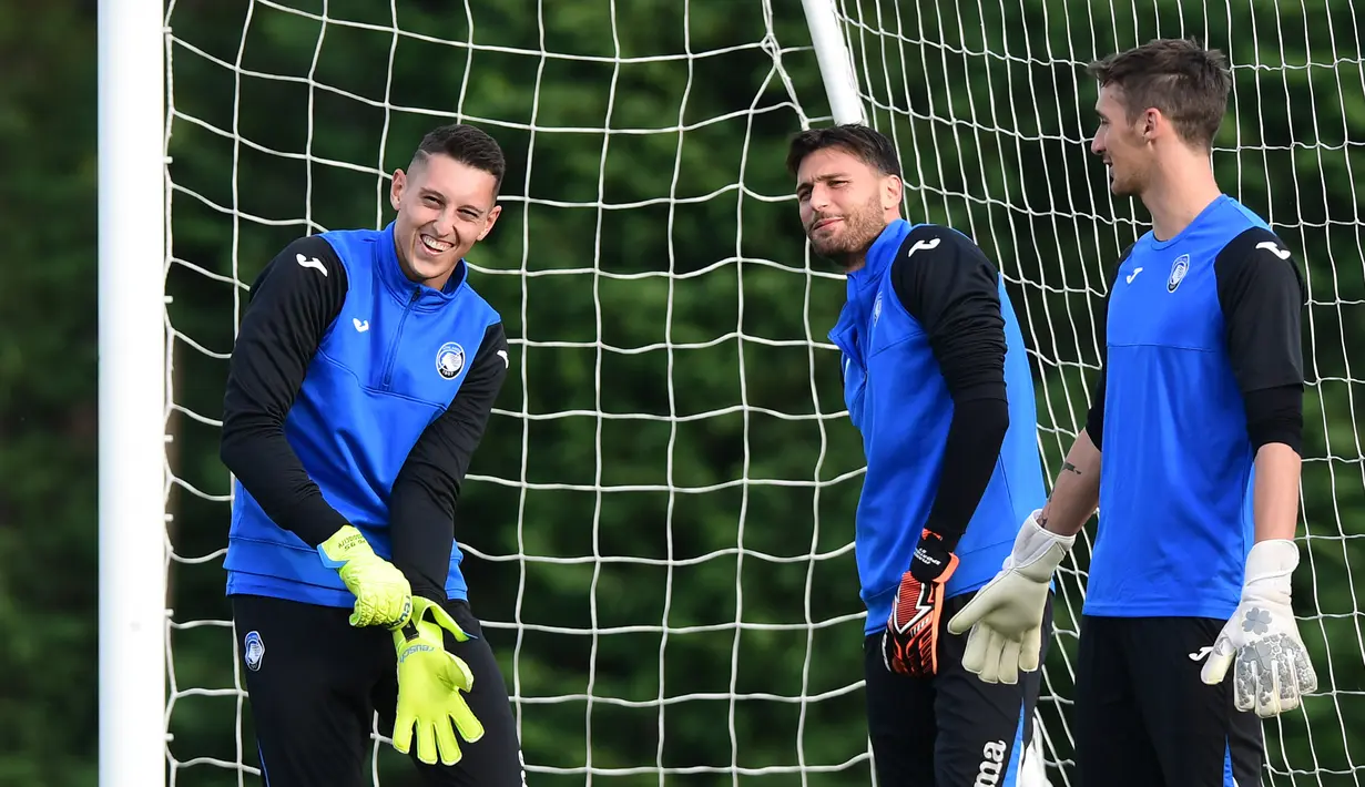 Kiper Atalanta Pierluigi Gollini (kiri) bersama Marco Sportiello (tengah) dan Francesco Rossi (kanan) mengikuti sesi latihan jelang menghadapi Manchester City pada laga Grup C Liga Champions di Bortolotti Sports Center, Cisano, Italia, Selasa (5/11/2019). (Miguel MEDINA/AFP)