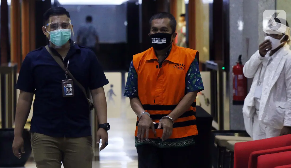 Heri Tantan Sumaryana (tengah) digiring petugas usai menjalani pemeriksaan, di Gedung KPK Merah Putih, Jakarta, Kamis (10/9/2020). KPK menahan Heri Tantan Sumaryana terkait kasus dugaan gratifikasi seleksi tes pengadaan pegawai CPNS pemkab Subang pada tahun 2013. (Liputan6.comHelmi Fithriansyah)