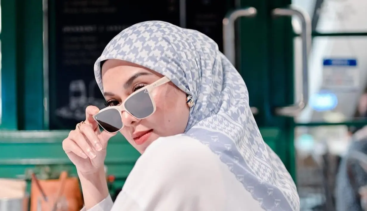 Delia Septianti sendiri mulai dikenal lewat grup musik Ecoutez! pada 2005 silam. Kini sudah bubar, transformasi Delia Septianti yang kini makin rajin berhijab sukses mencuri perhatian. (Liputan6.com/IG/@deliaseptianti).
