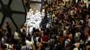Pengunjung mengabadikan gambar para Stormtroopers dengan pesawat perangnya  di Bandara Changi, Singapura, Kamis (12/11/2015). Acara ini bertepatan dengan tur media Star Wars bertema All Nippon Airways ANA R2D2 Boeing 787. (REUTERS/Edgar Su) 