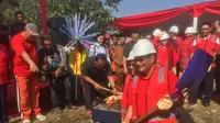 Gubernur DKI Jakarta Djarot Saiful Hidayat meletakkan batu pertama pembangunan kawasan Taman BMW, Sabtu (9/9/2017). (Liputan6.com/Delvira Chaerani Hutabarat)
