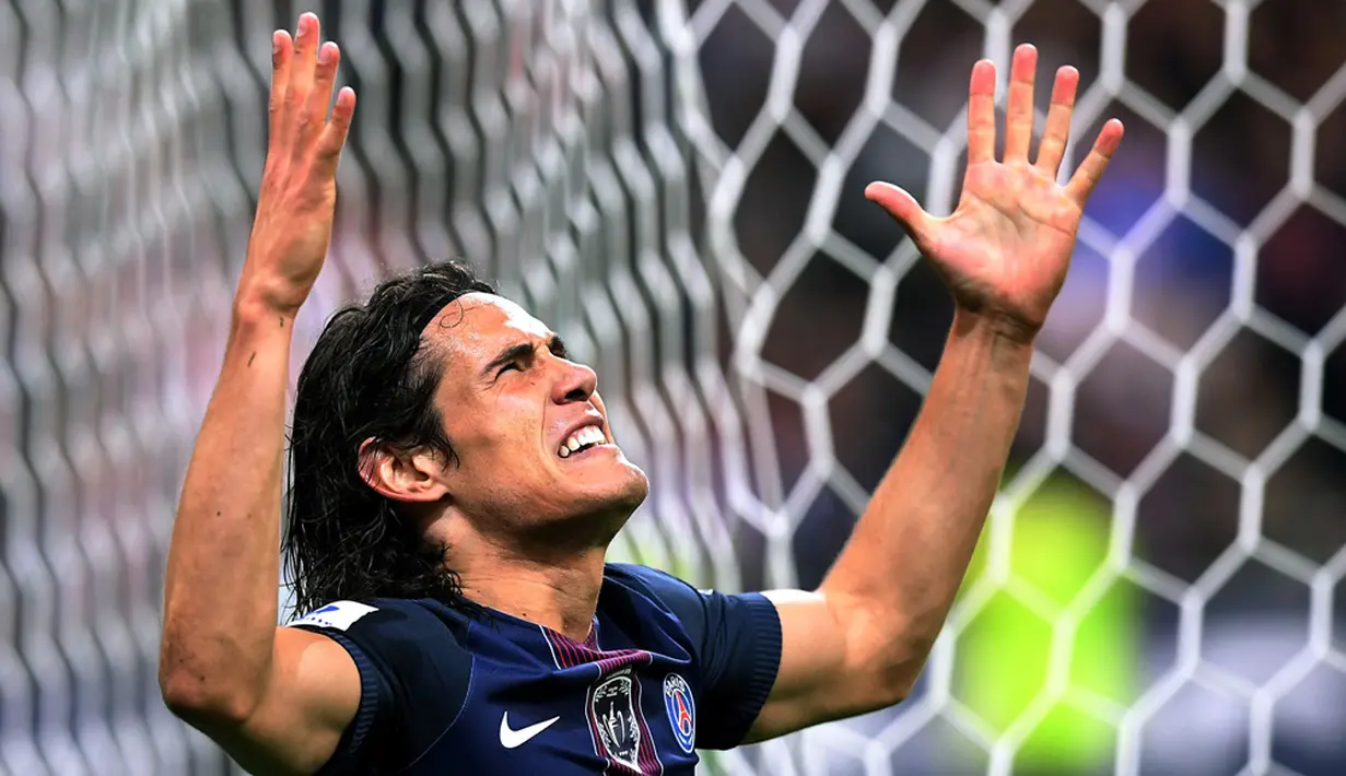 Ekspresi pemain PSG, Edinson Cavani, setelah mencetak gol ke gawang Marseille pada final Coupe de France di Stade de France, Sabtu (21/5/2016). (AFP/Franck Fife)