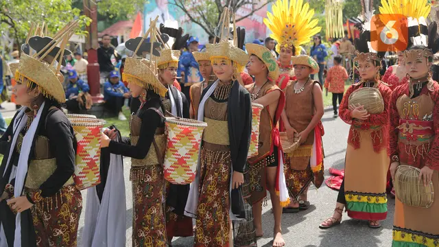 Foto: Pesona Budaya Kalimantan di Festival Isen Mulang 2024 yang Dihadiri Riders UCI MTB 2024