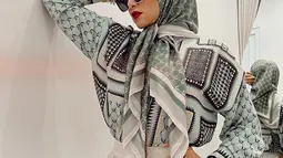 Olla Ramlan kerap memamerkan outfit dengan warna yang cerah dan menggambarkan semangat jiwa muda. Di sela kesibukan syutingnya, wanita yang mengawali karier di dunia modelling ini tak pernah melewatkan sesi photoshoot dengan hijabnya. (Liputan6.com/IG/@ollaramlan).