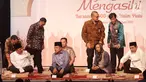 Wapres Jusuf Kalla (tengah) didampingi Ketua Himbara Maryono dan Menteri BUMN Rini M Soemarno dalam acara buka puasa bersama anak yatim di JCC, Jakarta, Kamis (15/06). Kegiatan ini mengundang 3.500 anak yatim.  (Liputan6.com/Fery Pradolo)