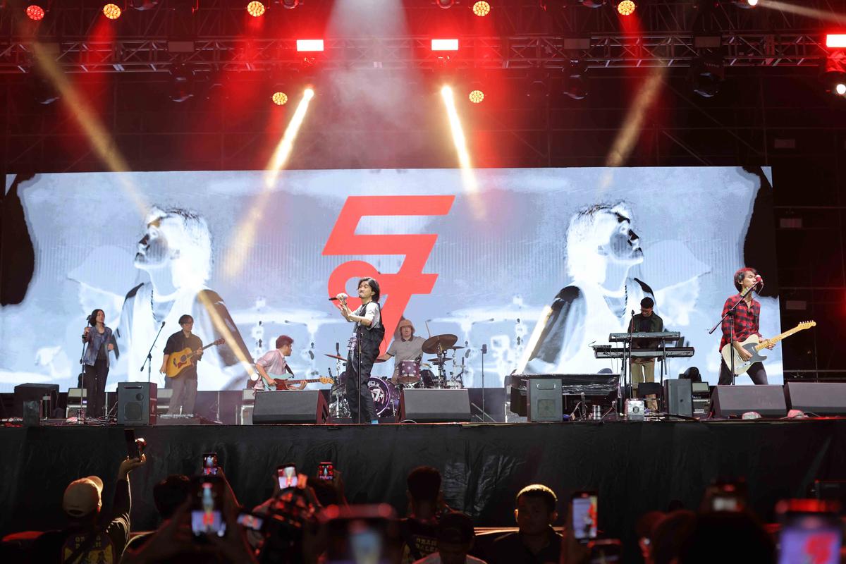 FOTO: Sheila On 7 Satukan Ribuan Penonton dalam Euforia KLBB Festival 2026