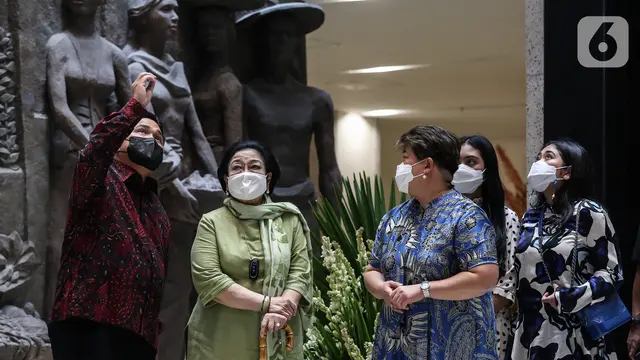 Bersama Menteri BUMN, Megawati Soekarnoputri Menikmati Karya Seni di Sarinah
