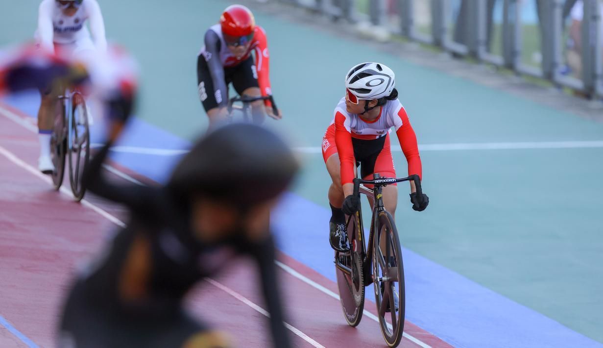 Meski hanya meraih perunggu pada nomor terakhirnya, Ayustina Delia Priatna mengaku puas dengan hasil keseluruhan yang diraih di SEA Games 2025 Thailand. Tampak dalam foto, pembalap sepeda Indonesia, Ayustina Delia Priatna (depan) saat berlomba pada lomba nomor trek scratch putri di Hua Mark Velodrome, Bang Kapi, Bangkok, Thailand, Kamis (18/12/2025). (Bola.com/Bagaskara Lazuardi)