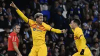 Bek Barcelona Ronald Araujo merayakan gol pembuka yang dicetaknya ke gawang Real Sociedad pada pekan ke-12 La Liga Spanyol di stadion Reale Arena, Minggu (5/11/2023). (AP Photo/Alvaro Barrientos)