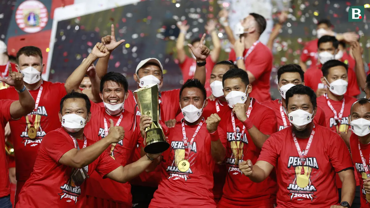 FOTO: Juara, Persija Angkat Trofi Piala Menpora 2021