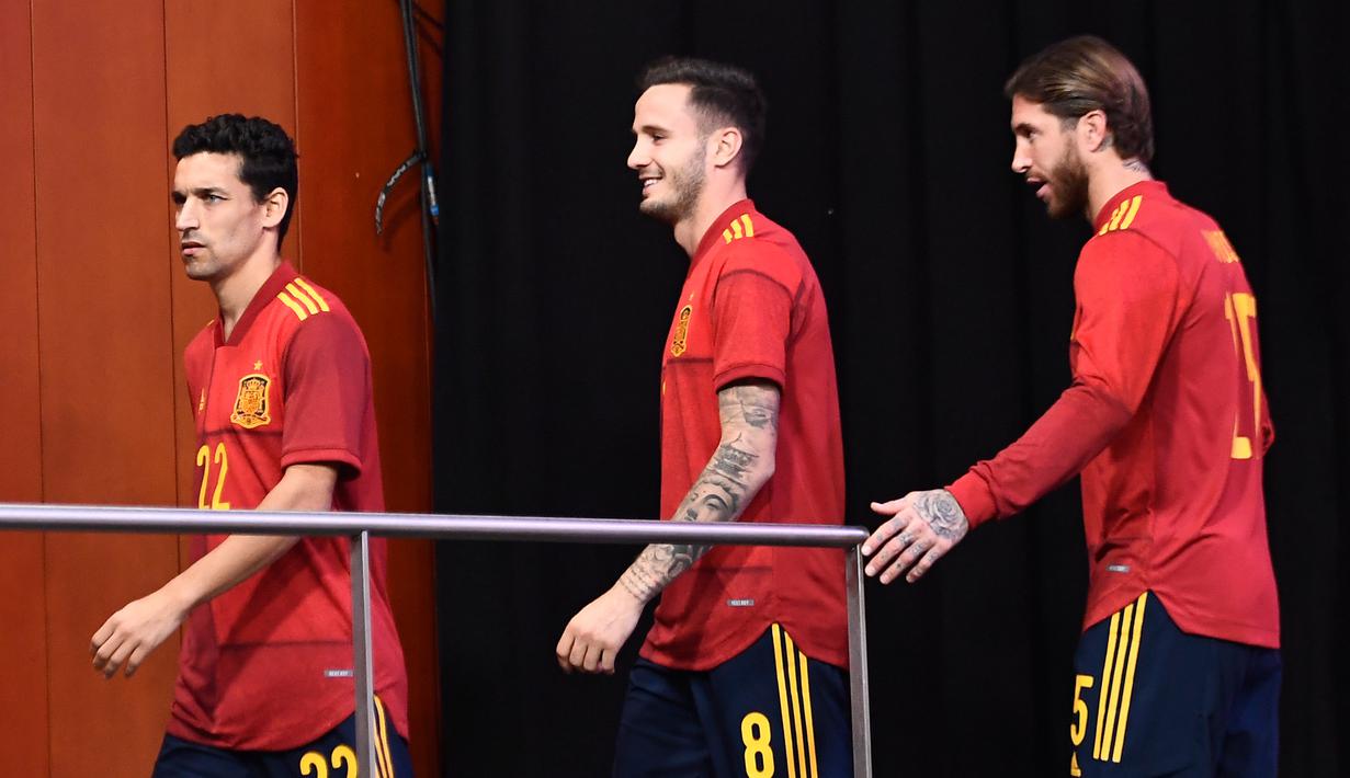 Pemain Timnas Spanyol, Jesus Navas, Saul Niguez dan Sergio Ramos saat launching jersey baru di Las Rozas, Madrid, Spanyol, Rabu (13/11). Jersey baru tersebut untuk menyambut Piala Eropa 2020. (AFP/Oscar Del Pozo)