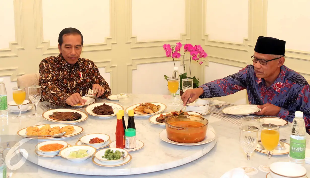  Presiden Joko Widodo saat makan siang bersama Ketua Umum PP Muhammadiyah Haedar Nashir di Istana Merdeka, Jakarta, Jumat (13/1). Pertemuan ini lanjutan dari silaturahmi kebangsaan yang dimulai Presiden sejak akhir 2017 lalu. (Liputan6.com/Angga Yuniar)