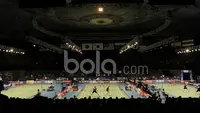 Ganda campuran Indonesia, Praveen Jordan/Debby Susanto, melawan pasangan Denmark, Mathias Christiansen/Sara Thygesen, di Indonesia Open 2017 di JCC, Selasa (13/6/2017). Pasangan Indonesia takluk  21-15, 19-21, 11-21. (Bola.com/M Iqbal Ichsan)