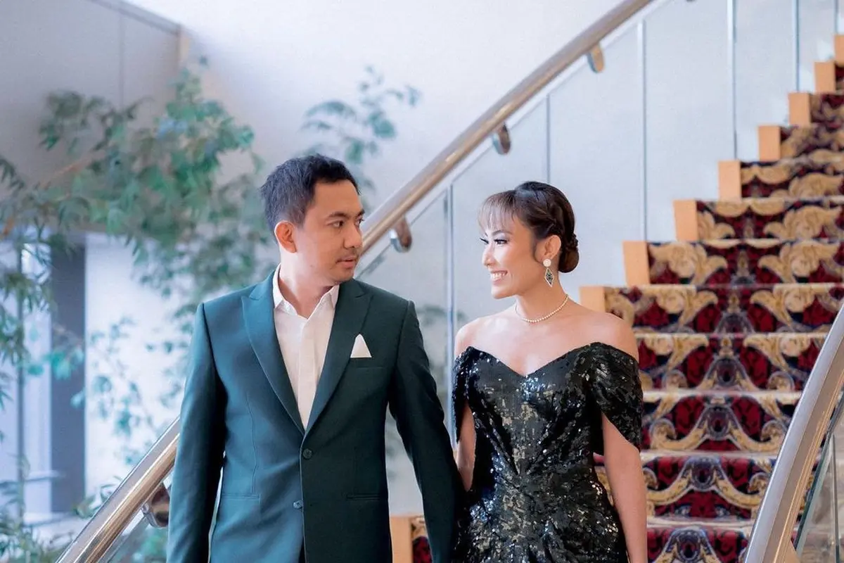 Potret Kompak Ayu Dewi dan Regi Datau Rayakan 10 Tahun Pernikahan, Mulai Kenakan Gaun Klasik hingga Adat Jawa