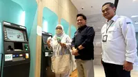 (Ki-Ka) Nasabah BSI, Direktur Utama BSI Hery Gunardi dan RCEO BSI Jakarta 1 Deden Durachman Sedang usai meninjau layanan ATM BSI yang sudah pulih kembali di Gedung Wisma Mandiri I di Jakarta , Kamis (11/05/2023). (Liputan6.com)