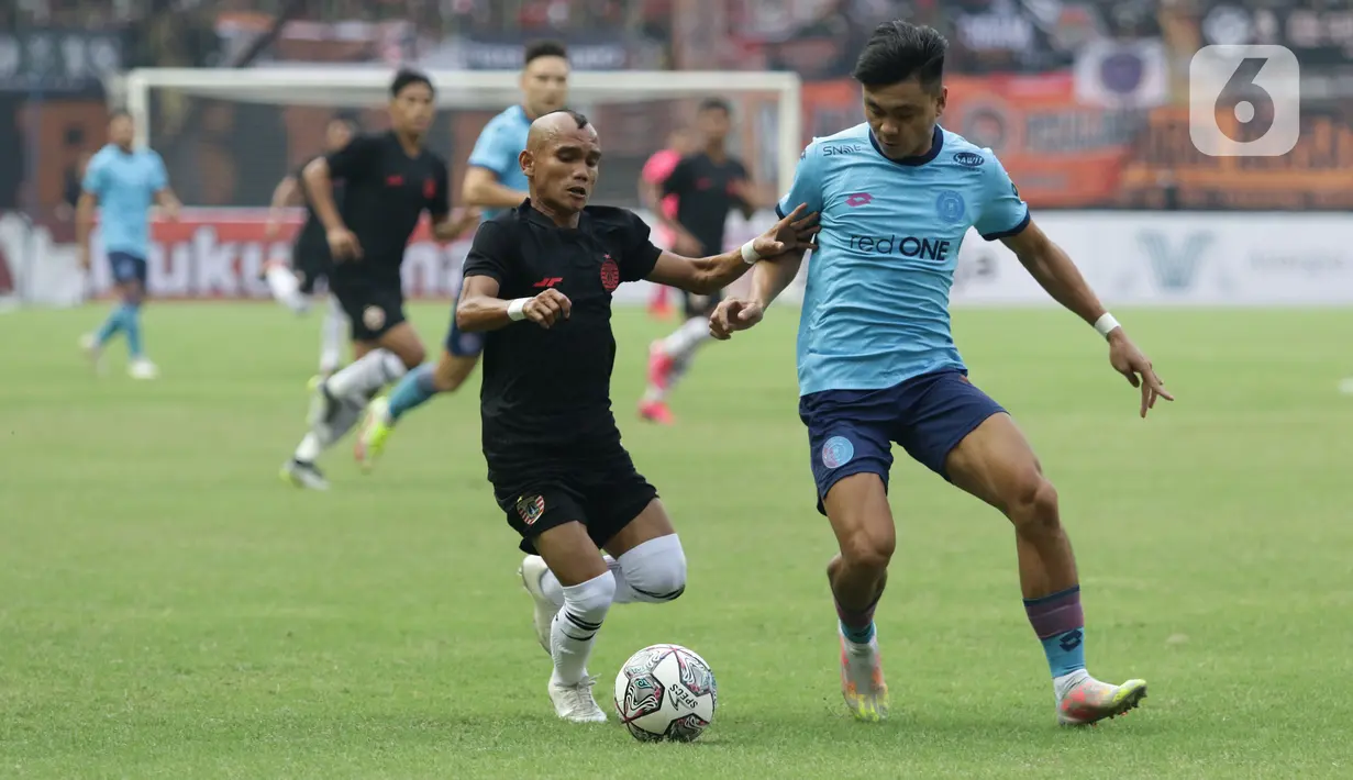 Pemain tengah Persija, Riko Simanjuntak (kiri) mencoba melewati adangan pemain Sabah FC pada laga uji coba internasional di Stadion Patriot Candrabhaga, Kota Bekasi, Minggu (5/6/2022). Persija kalah 1-2 dari Sabah FC. (Liputan6.com/Helmi Fithriansyah)