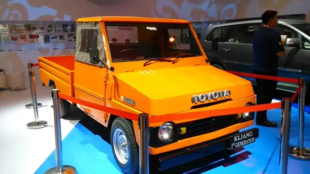 Sepasang Mobil Tua Bikin Gempar GIIAS 2015