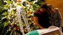 Istri mendiang Carlos Alberto, Graca Garbaccio (kanan) saat melihat jenazah suaminya di Konfederasi Sepakbola Brasil (CBF) di Rio de Janeiro, Brasil (25/10). Mantan kapten tim sepak bola Brasil ini meninggal di usia 72 tahun. (Reuters/ Ricardo Moraes)