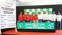 Tim Piala Davis Indonesia dan Kuwait berpose bersama setelah undian The Sunan Hotel, Solo, Kamis (6/4/2017). (Liputan6.com/Fajar Abrori)