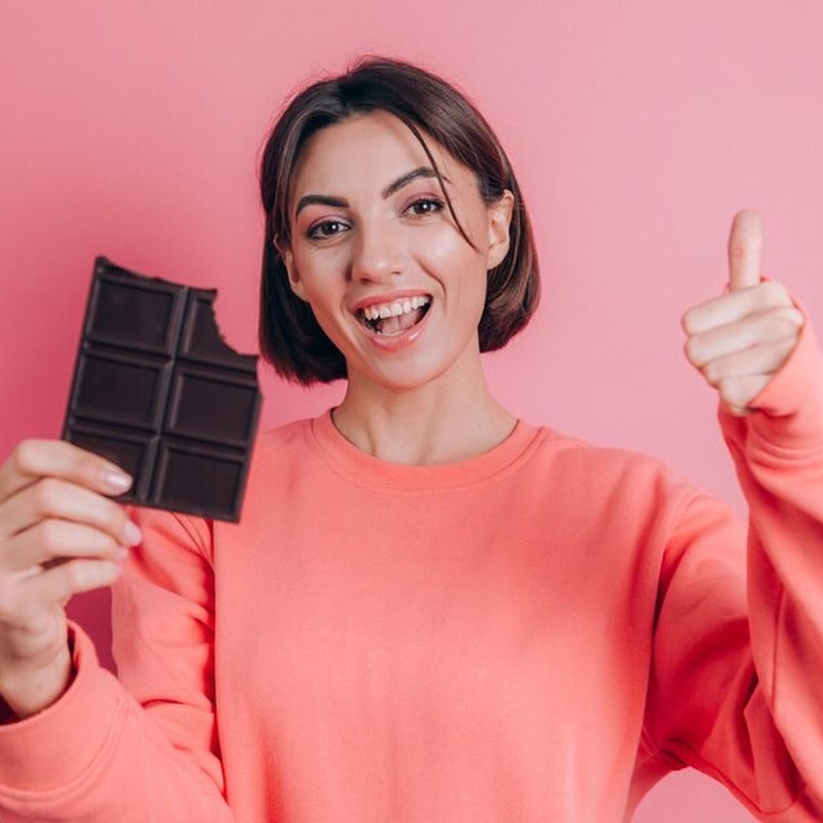 Ilustrasi Makan Cokelat