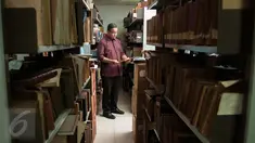 Gubernur DKI Jakarta terpilih, Anies Baswedan mengunjungi Pusat Dokumentasi Sastra (PDS) HB Jassin di Cikini, Menteng, Jakarta Pusat, Selasa (16/5). Anies meninjau koleksi karya-karya sastra yang ada. (Liputan6.com/Gempur M Surya)
