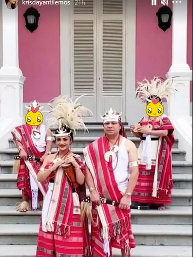 7 Pemotretan Krisdayanti dan Keluarga Pakai Baju Adat Timor Leste, Curi Perhatian