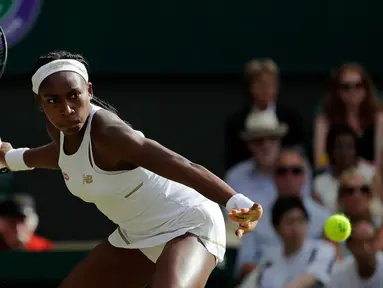 Petenis AS, Cori Gauff mengembalikan bola pukulan petenis Slovenia, Polona Hercog dalam pertandingan putaran ketiga Kejuaraan Tenis Wimbledon 2019 di All England Lawn Tennis dan Croquet Club, London, Inggris (5/7/2019). Cori Gauff menang atas Polona Hercog 3-6 7-6(7) 7-5. (AP Photo/Ben Curtis)