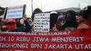 Warga Kampung Sawah membentangkan spanduk saat melakukan aksi dengan menutup akses jalan Cakung Cilincing, Jakarta, Rabu (18/11/2020). Aksi tutup jalan ini bentuk protes warga atas hak tanahnya yang terkena proyek pembangunan jalan tol Cakung Cilincing (Cacing)-Cibitung. (merdeka.com/Imam Buhori)