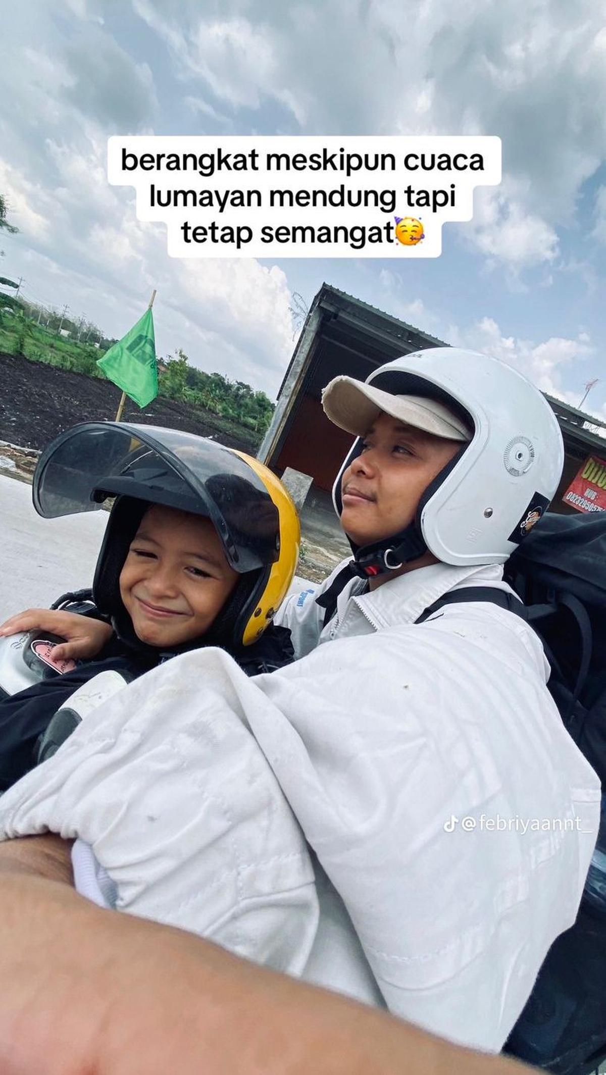 Pria ini mengabadikan setiap momen bersama adiknya. Dalam potret ini, ia dan adiknya baru akan berangkat menuju ke basecamp pendakian Gunung Andong.