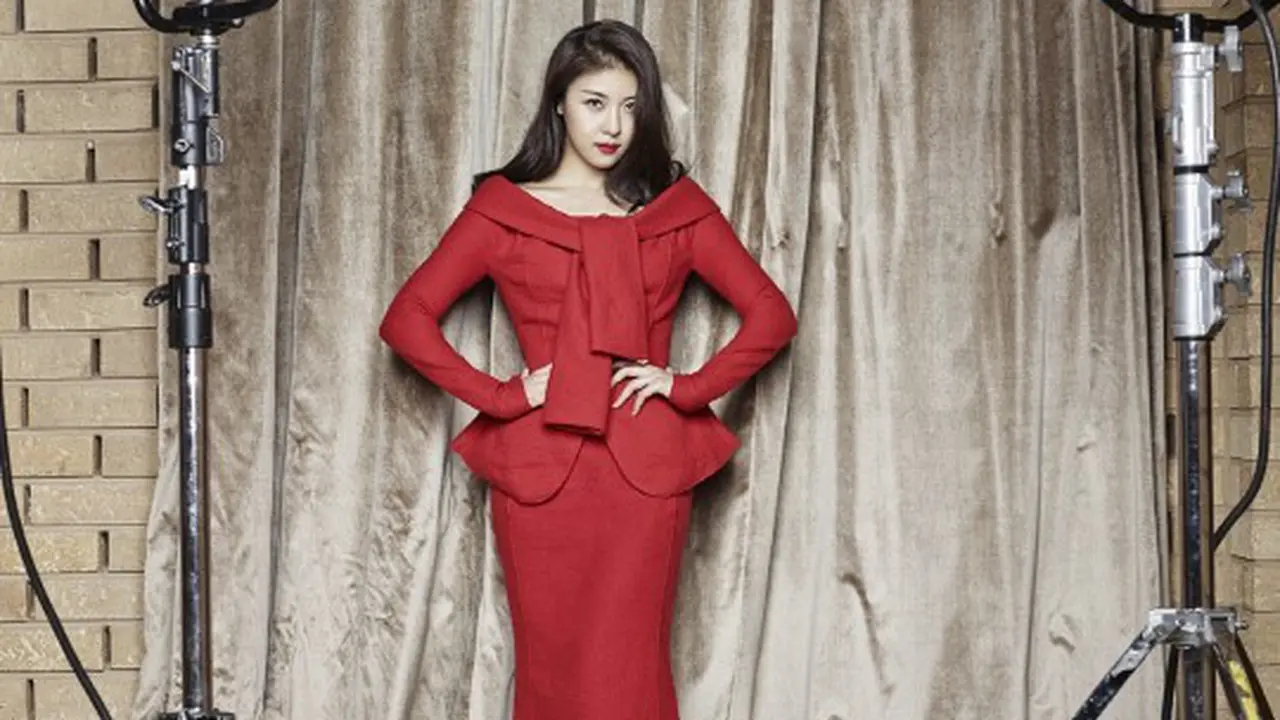 Ha Ji Won Tak Sabar Sapa Penggemar di Awal 2015