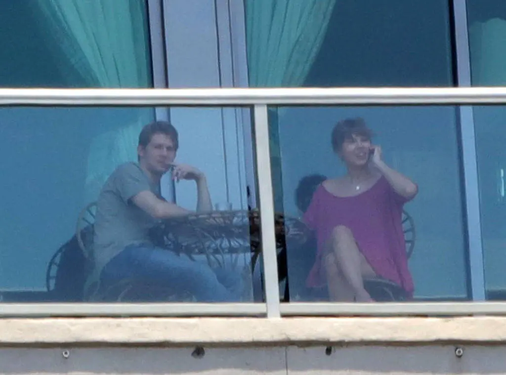 Taylor Swift kepergok tengah menikmati waktu berdua dengan sang kekasih, Joe Alwyn. [foto: eonline.com/Splash News]