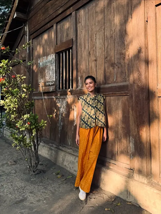 Potret Titi Radjo Padmaja yang Super Elegan Kenakan Batik dengan Berbagai Model, Bergaya Kasual dan Modern