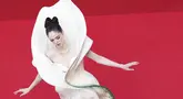 Model Kanada yang juga aktris Coco Rocha tiba untuk pemutaran film "La Plus Precieuse des Marchandises" (The Most Precious of Cargoes) pada Festival Film Cannes ke-77, Prancis selatan, Jumat (24/5/2024). (Sameer Al-Doumy / AFP)