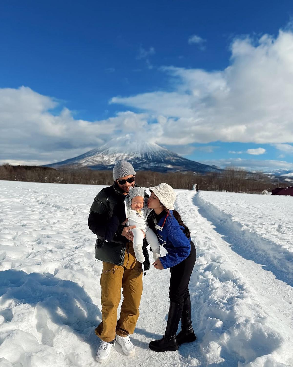 Potret Jessica Mila Menikmati Salju Bertiga Bersama Kyarra dan Yakup Hasibuan di Niseko, Jepang
