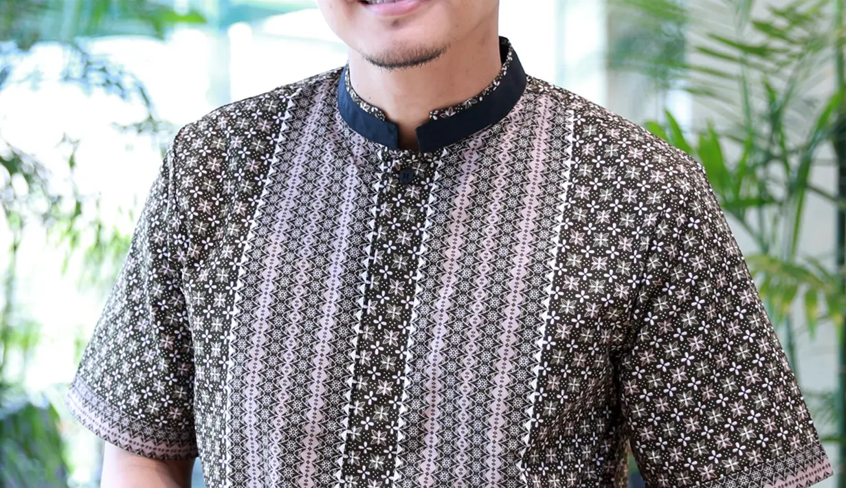 "Alhamdulillah, meski aku pulang pergi kemana, Dhini suka ikut keluar kota, pas itu juga sempat nemenin dia di Aceh," tutur pemeran film Selamanya. (Adrian Putra/Bintang.com)