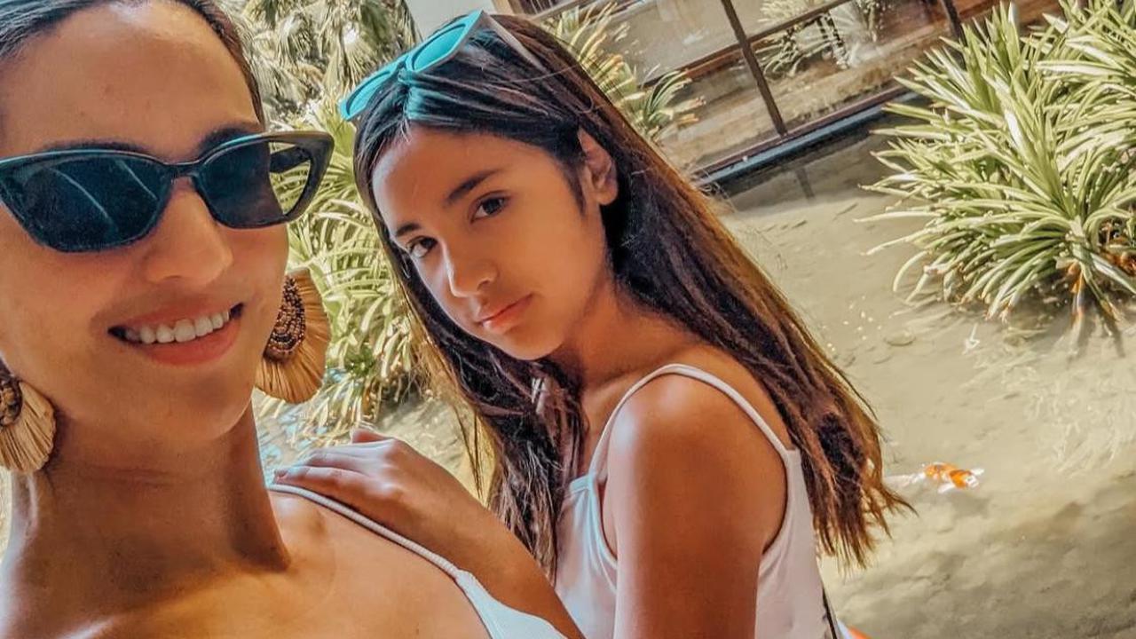 7 Potret Nia Ramadhani dan Mikhayla yang Selalu Kompak dengan Outfit Couple yang Cantik