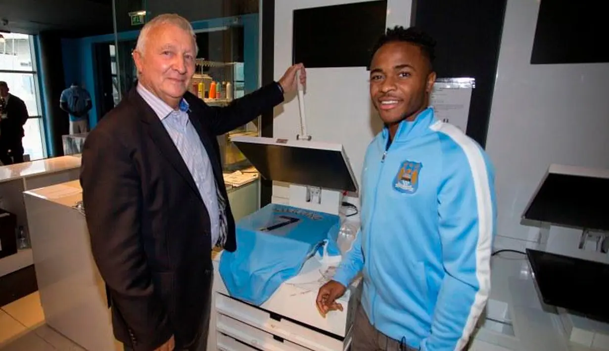 Raheem Sterling mengunjungi toko souvenir Manchester City. (Twitter.com)