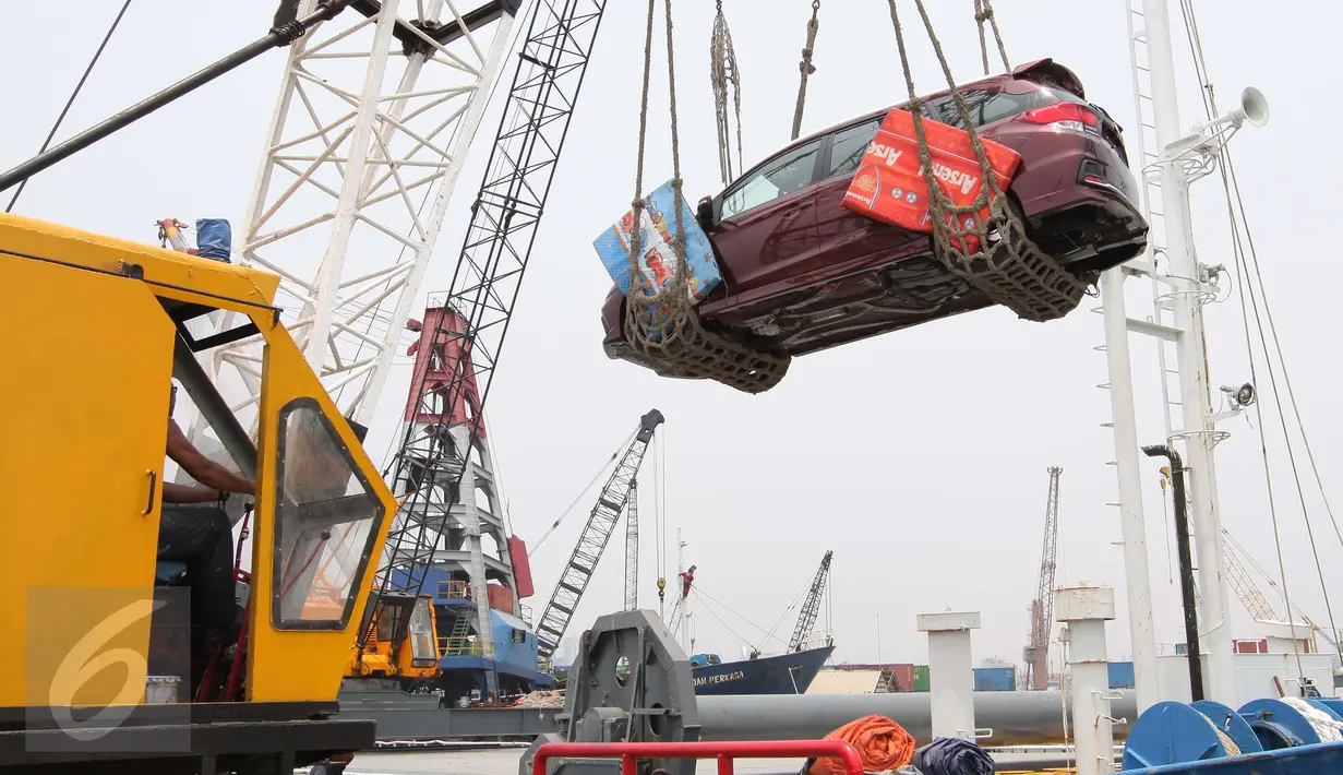 Aktivitas bongkar muat dan pengiriman mobil melalui laut di Pelabuhan Sunda Kelapa, Jakarta, Selasa (15/9). Pasar otomotif nasional periode Januari-Agustus 2015 menyusut 19,08% jika dibandingkan pada periode sama tahun lalu. (Liputan6.com/Angga Yuniar)