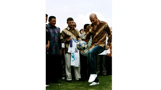 Kala Zidane Main Bola Pakai Batik